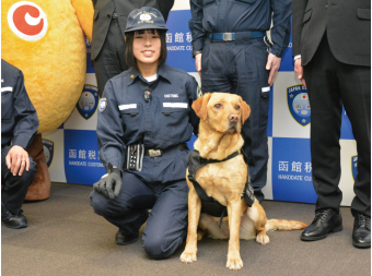 お知らせ：今月のよみもの：朝カフェ『悪だくみは許さない 麻薬探知犬デビュー』＆あささんぽみち『釧路でつなぐ父の志と新聞の未来』のタイトル画像です