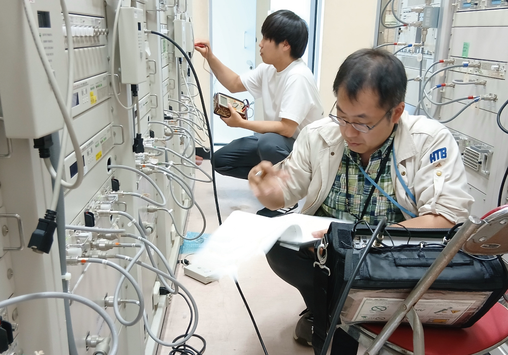 お知らせ：【AFC 今月のよみもの】TVのウラ側『テレビ電波を守れ！中継局の点検に密着〜視聴者へ番組を届ける技術部の奮闘』のタイトル画像です