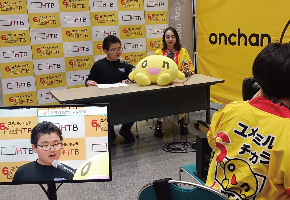 モニターに映る自分の顔。緊張が高まるのは、プロのアナウンサーも一緒です！