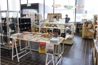 よみもの「1店目：北海道立近代美術館 ミュージアムショップ」の見出し画像です