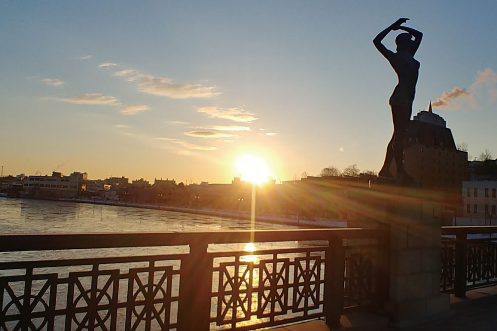 幣舞橋の朝日＝2月13日6時45分撮影