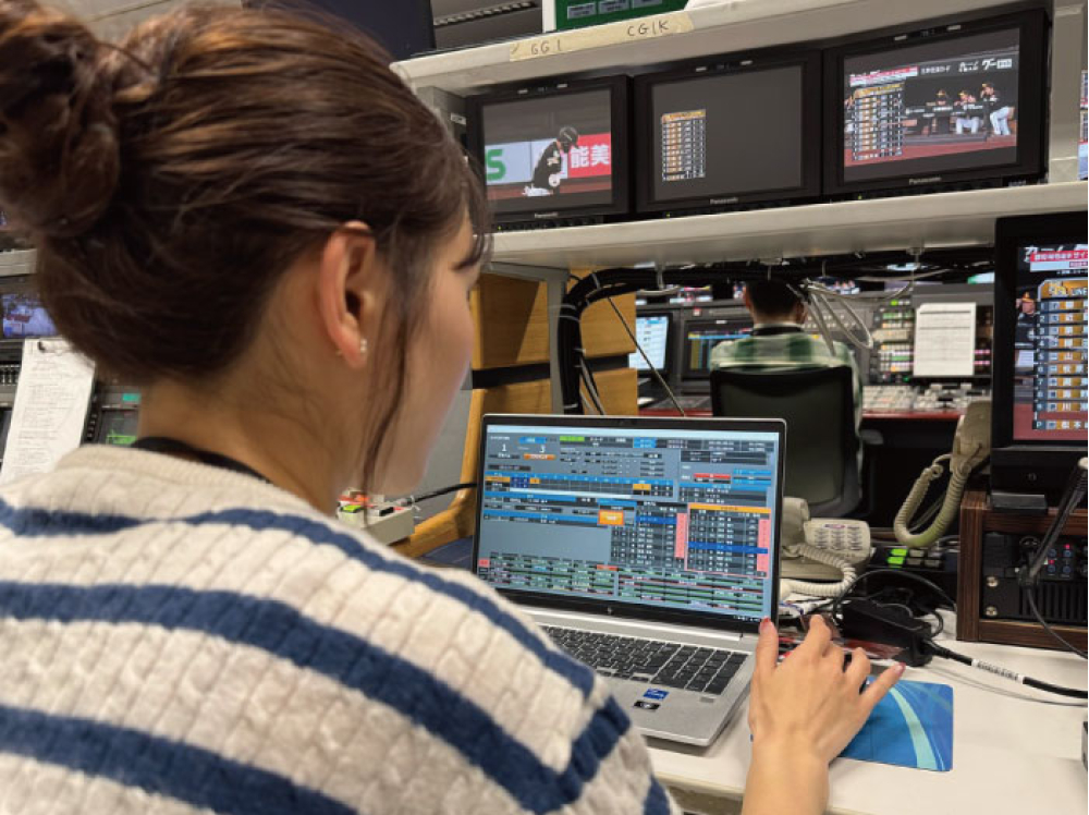 先発メンバーの情報を出すSVC担当。映像に合わせてON・OFFのタイミングが重要