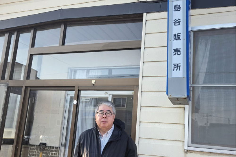強い浜風に吹かれながらも、撮影に応じてくださった島谷所長