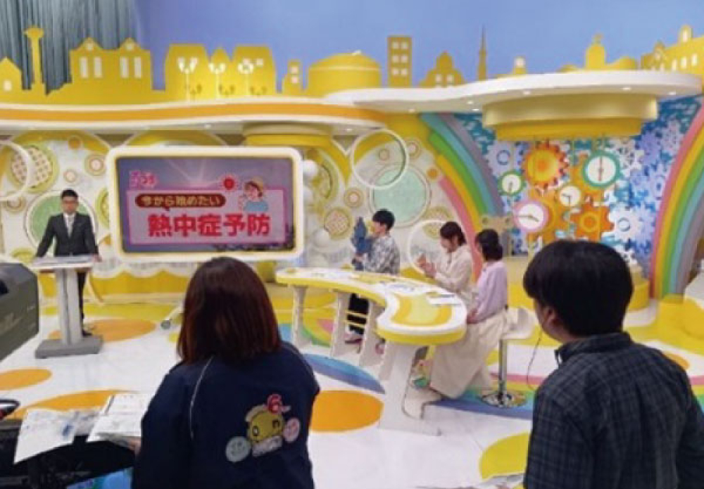 スタジオでは暑さ対策グッズの実演も