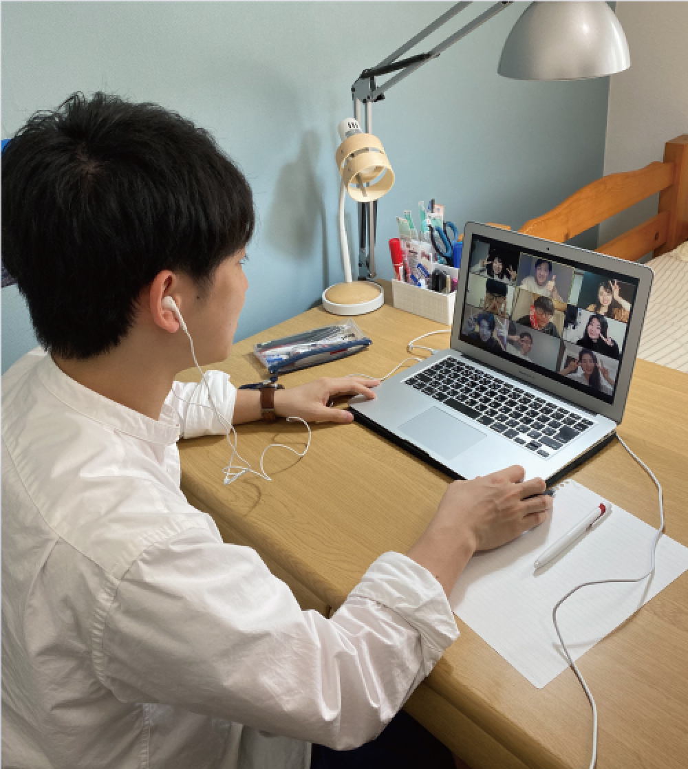 自宅からのオンライン授業をする佐藤さん