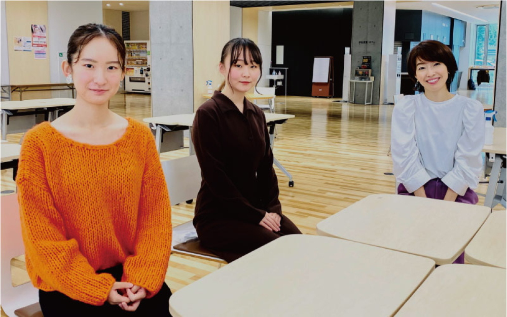 天使大学看護学科２年生の石川優愛さん（左）と渡部琴絵さん（中）。右端は筆者。