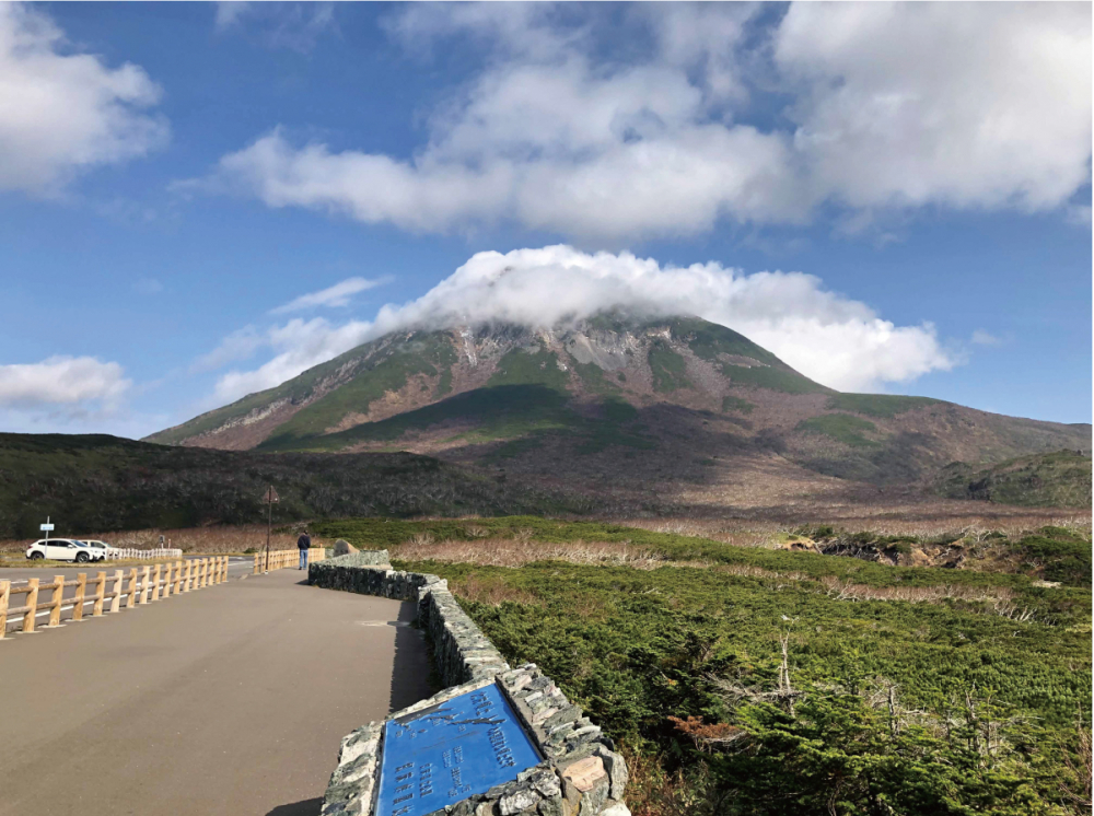 10月21日、知床連山にはうっすらと雪が積もっていた