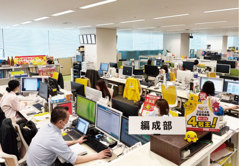 テレビ局の頭脳と言われる編成部。地域のニーズに合わせた情報を届けられるよう様々な分析・情報収集が行われている。