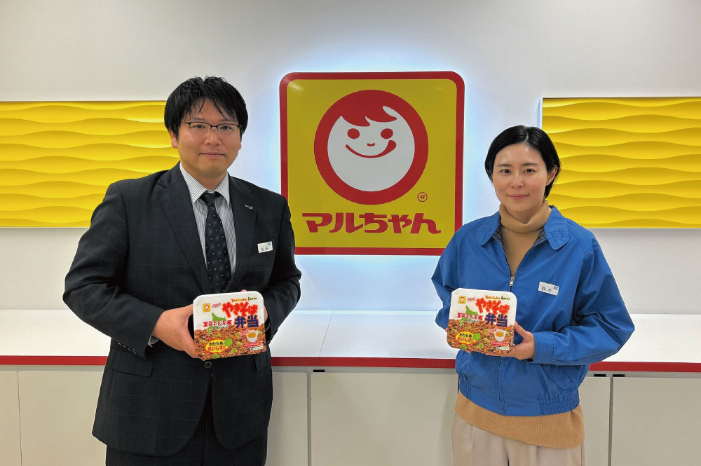 東洋水産即席企画課の吉田憲司課長（左）と鈴木梨恵さん=東京都港区