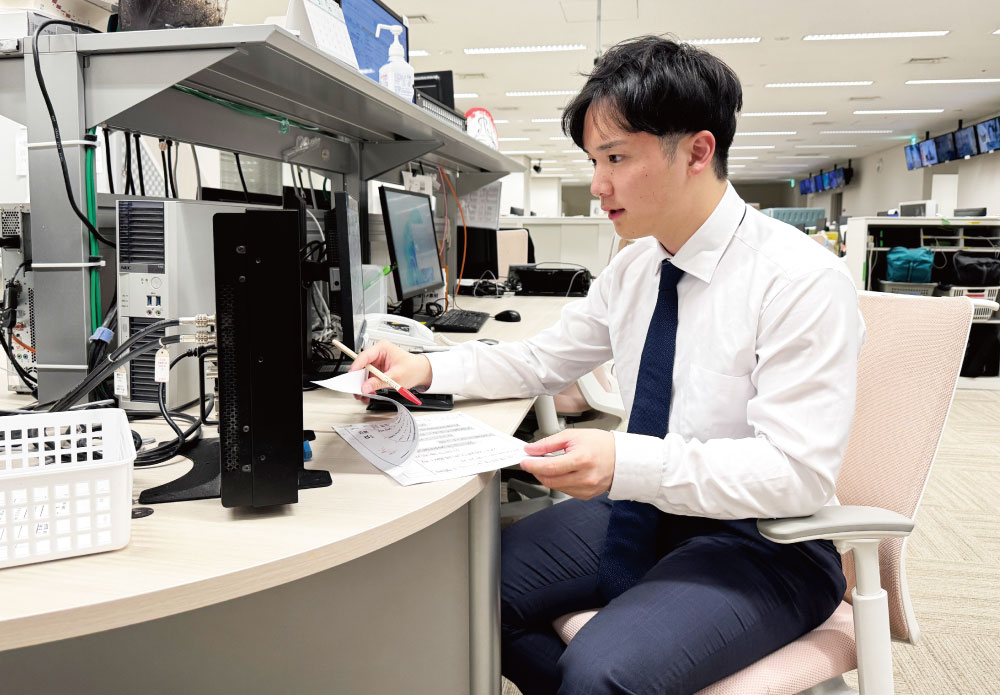 報道ブースでその日読むニュース原稿を映像と照らし合わせてチェックする。