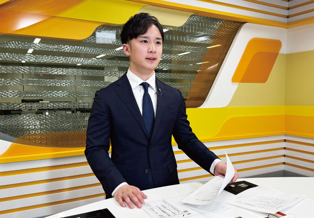 ニューススタジオにて。スタッフと連携しながら１つ１つ丁寧に読み進める姿が印象的だった。