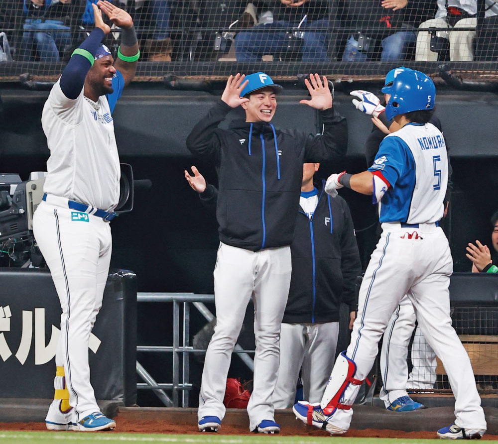 レイエス笑顔で出迎える＝2025年4月、加藤丈朗撮影