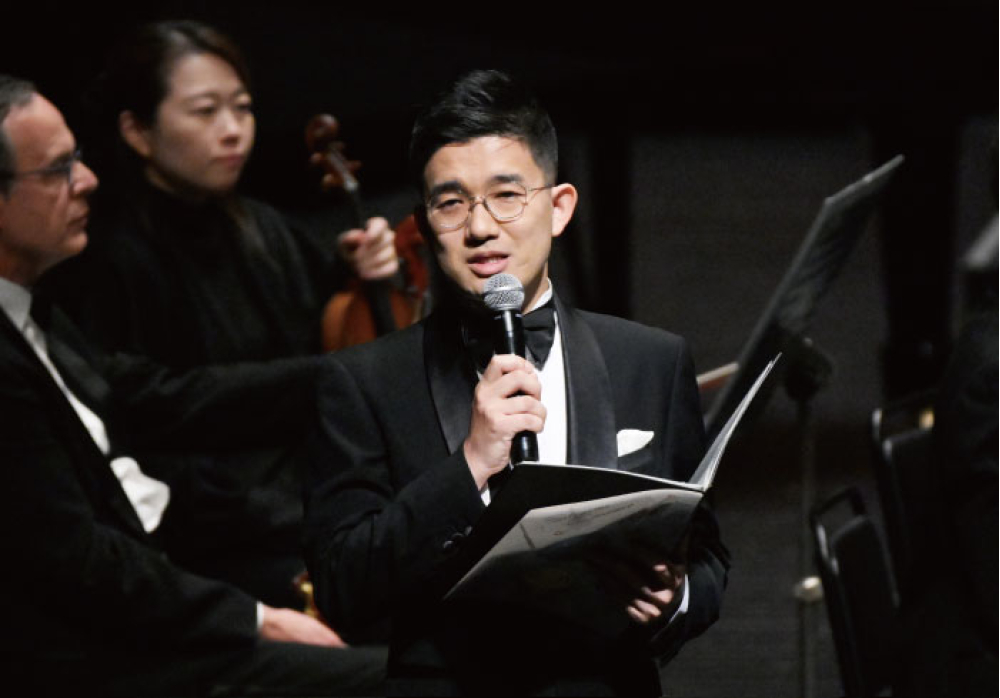 2024年のジルベスターコンサート司会時の様子。ジルベスターはドイツ語で大晦日を意味する。