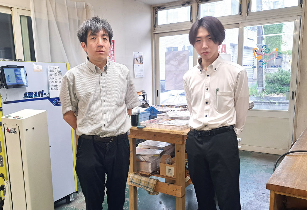 従業員の熊沢直哉さん(左)と、新人の佐々木裕梧さん