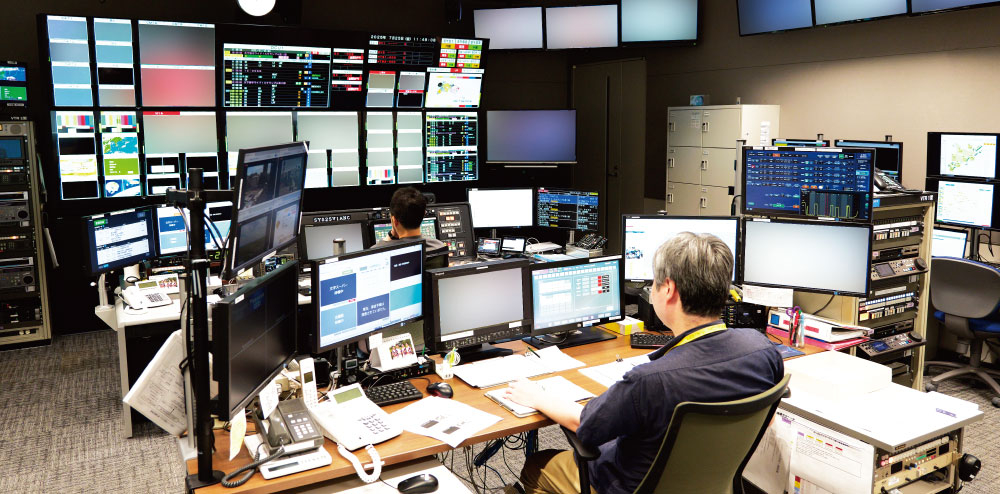 写真はマスターコントロール室の様子。放送画面に映像の乱れや音声異常がないかを常に監視している。