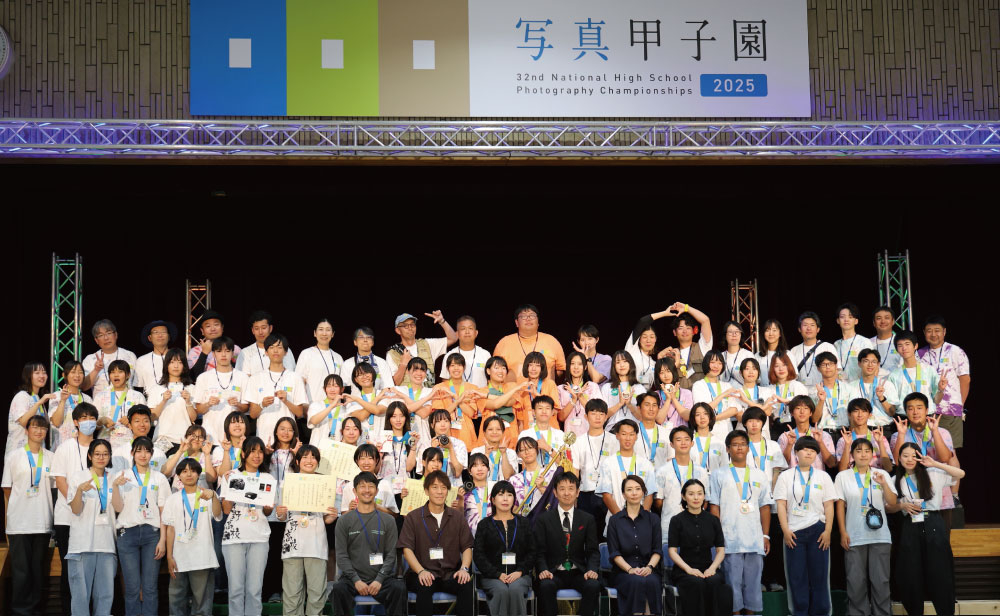 表彰式を終えて、選手・監督、審査員で記念撮影