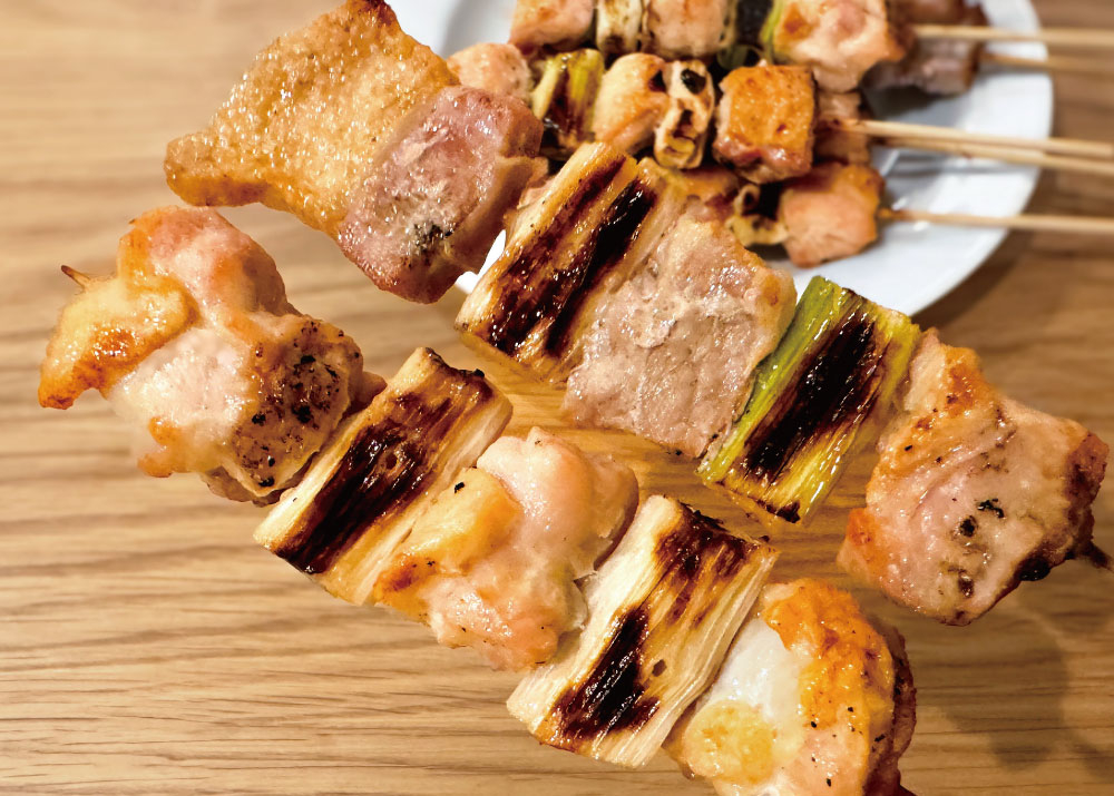 ある日の我が家の食卓に並んだ「豚のやきとり」（上）と焼き鳥