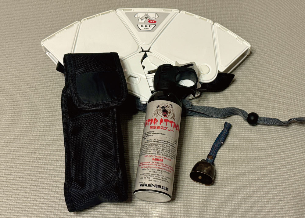 ヘルメットやクマ撃退スプレー、クマ鈴など