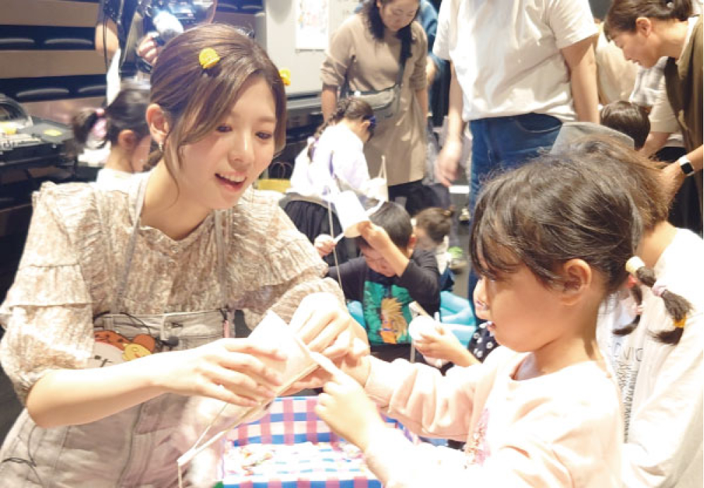 子どもたちと交流する田口アナ