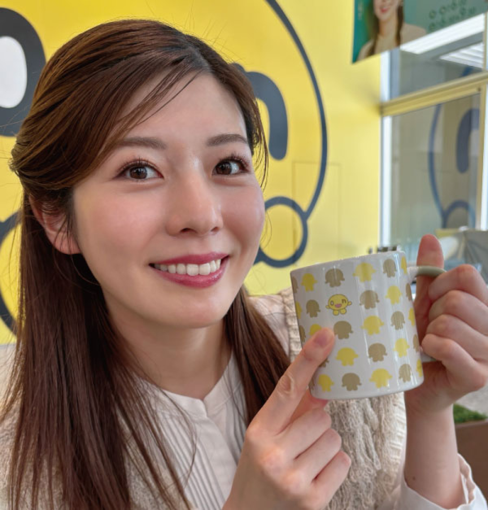 onちゃんテラスでグッズ紹介をする田口彩夏アナ。