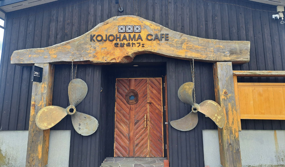 海岸沿いにある「虎杖浜カフェ」