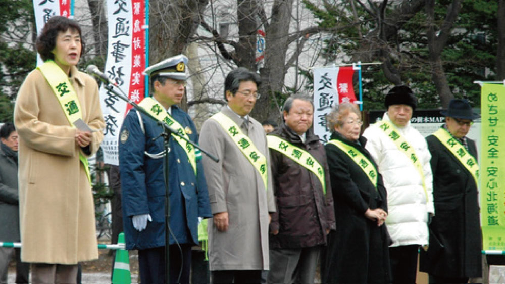 交通事故死者数ワースト１の回避を訴える高橋はるみ知事 （当時）ら=2010年12月、札幌市内