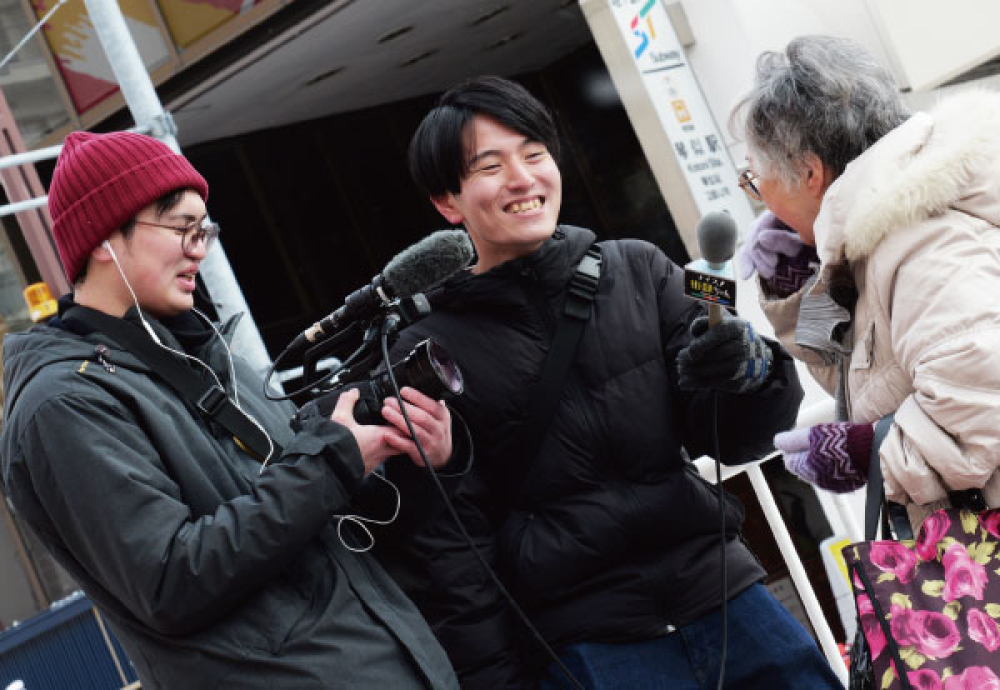 雪の残る街角で、何気ない会話が始まる。番組はこうした一言一言の積み重ねでできている。