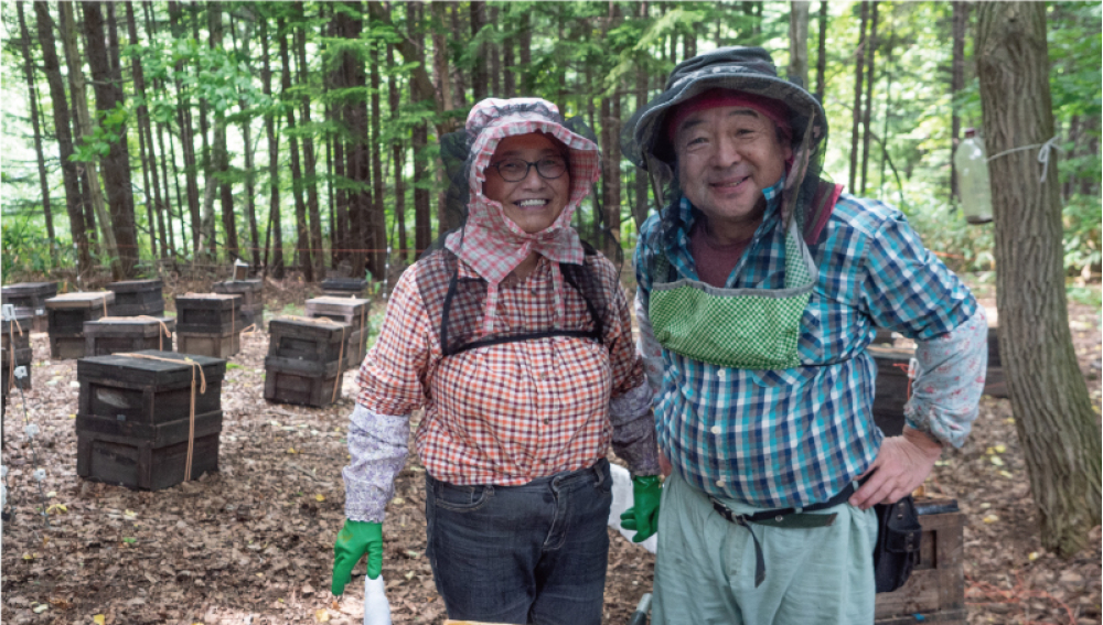 髙見純一さんと珠江さん夫妻。作業はいつも二人いっしょ。息が合って手際がよい。