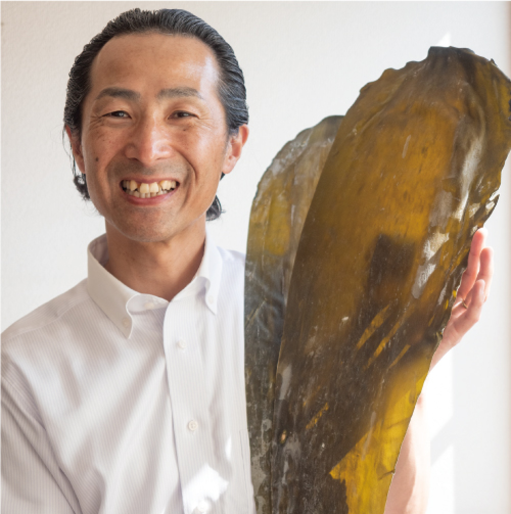 大きな羅臼昆布と桃井一元さん
