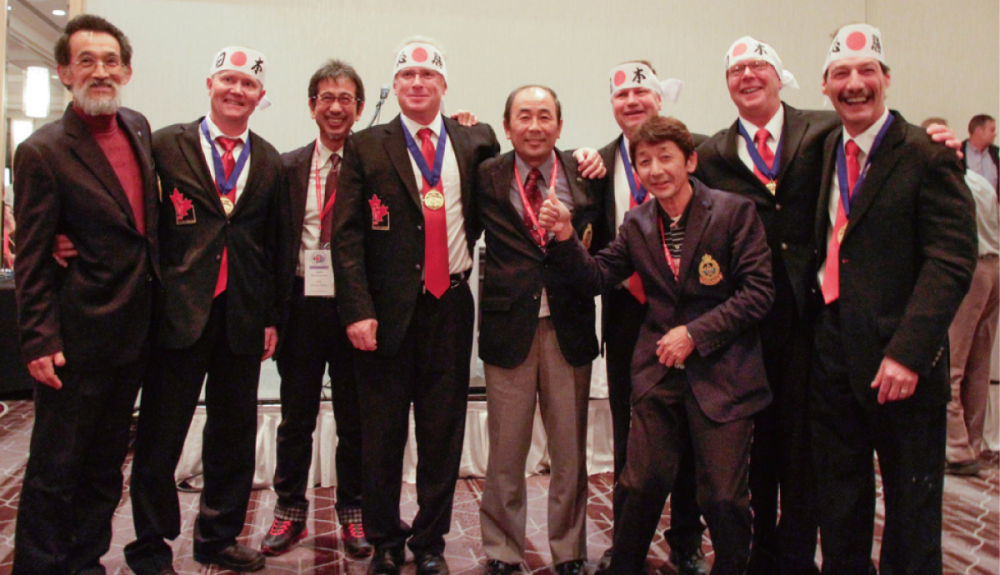 2013年カナダのシニア世界選手権に出場したときの佐藤さん(左から3人目)