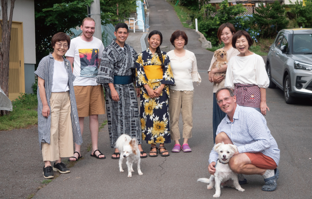 GP・アミックさん(右下)とご近所さんと滞在者のみなさん
