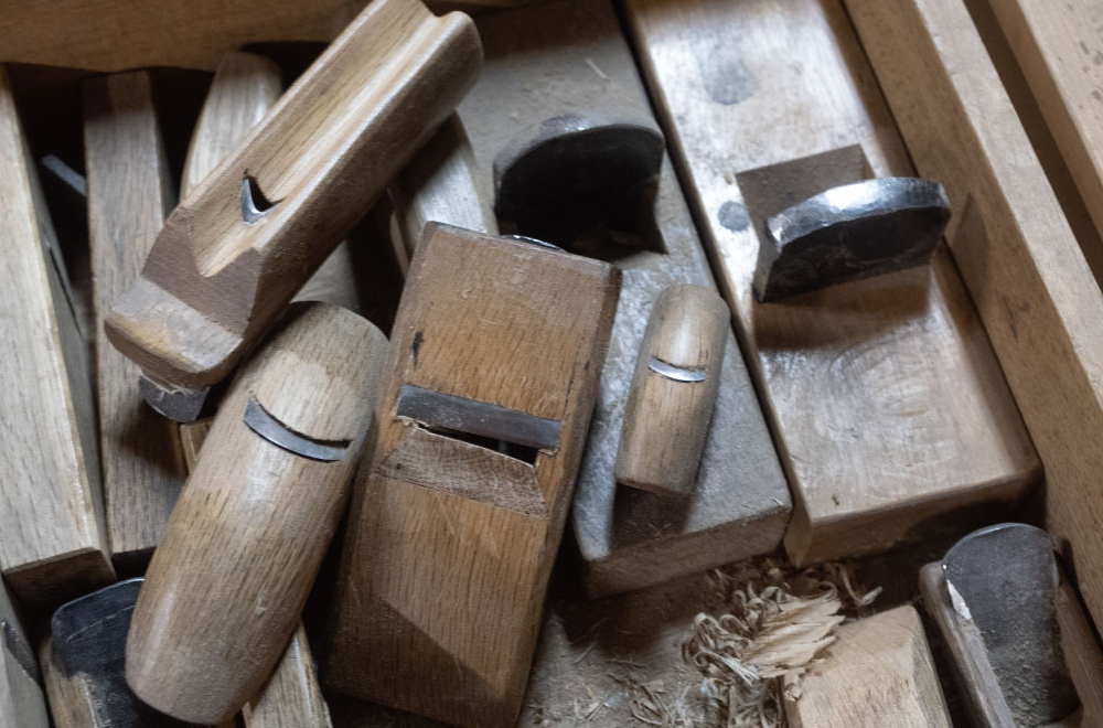さまざまな形や大きさのカンナを使う。特殊な細工をするためのカンナは、自作したものが多い。