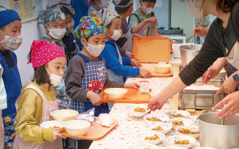 余市町立登小学校での給食の時間