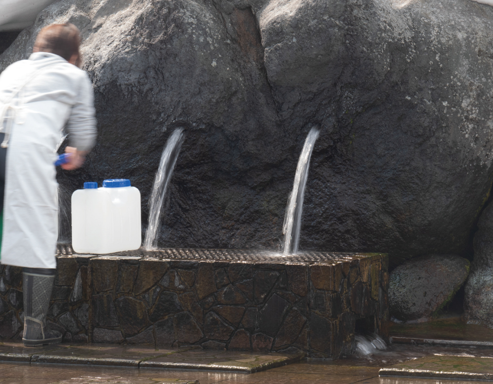 町内の源水公園には大雪山系から湧き出る水を汲みにくる人が絶えない