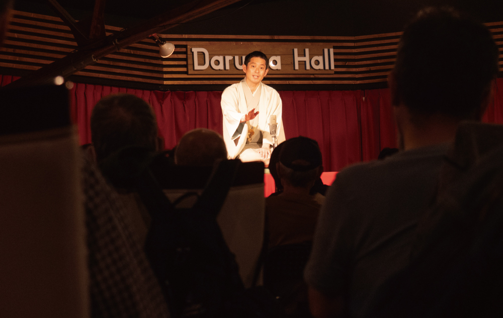 この日のだるま寄席のトリは真打・柳家花いちさん。 ほとんどの落語家は東京から来る。