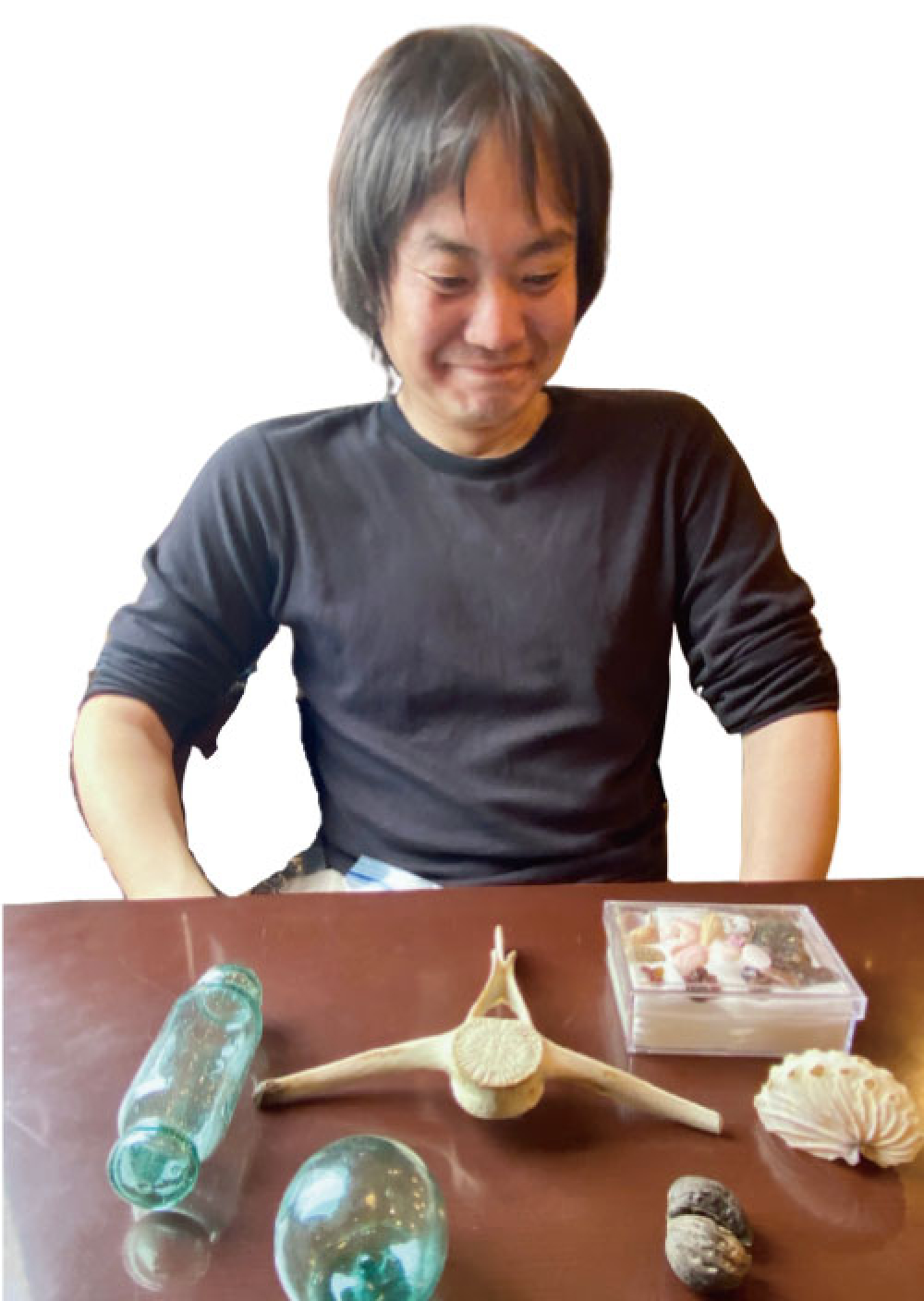 海辺で採集したお宝を見せてくれた澄川大輔さん