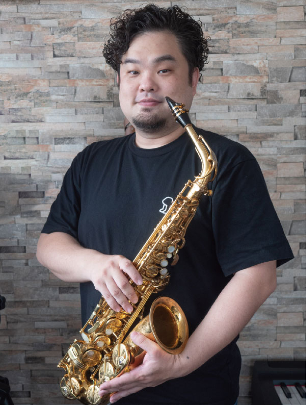 プロのサックス奏者で「部活動指導員」も務める西村彰紘さん