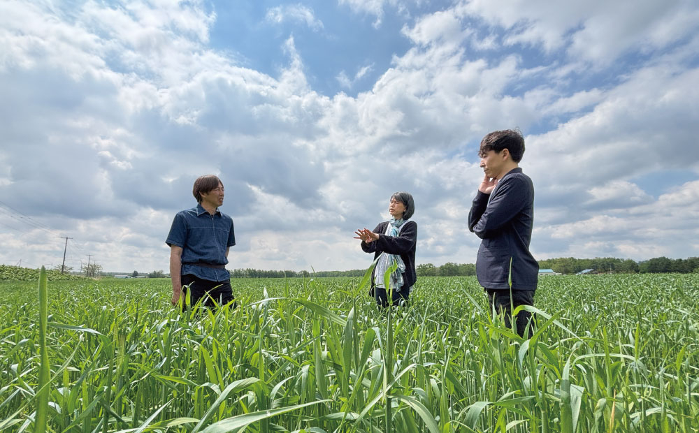 5月、ライ麦を生産している音更町の中川農場を訪問。左から、農場主の中川泰一さん、くらもとさちこさん、伊藤英拓さん。