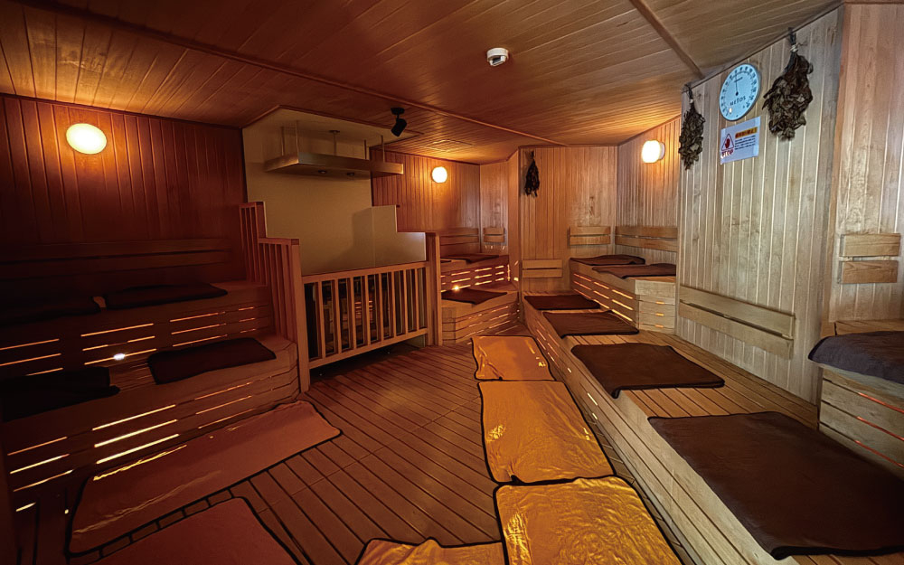 「妹背牛温泉ペペル」のサウナ室は定員16人、約90℃の設定。写真は白を基調とした大浴場「レタラの湯」で、黒を基調とした「クンネの湯」と男女日替わり。