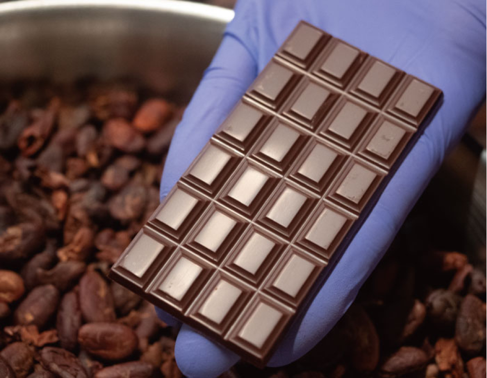 手作業で成型されるチョコレート