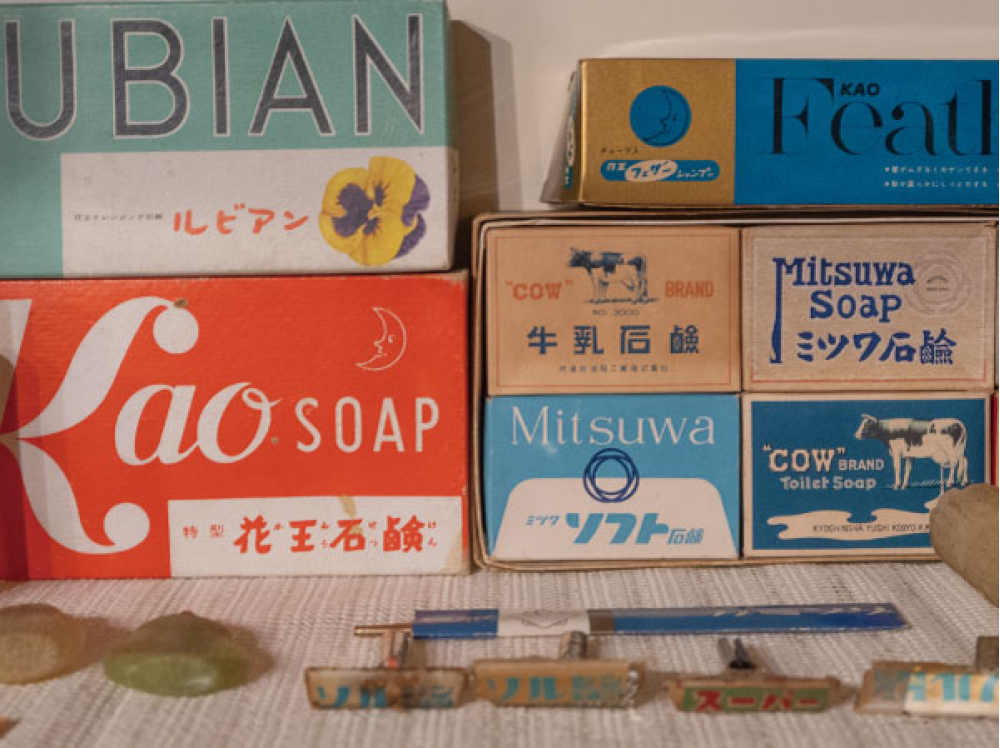 せっけん箱と使い捨てカミソリ